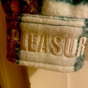 Wear this jacket with " PLEASURE “. Made by " PLEASURE “ It will be my PLEASURE